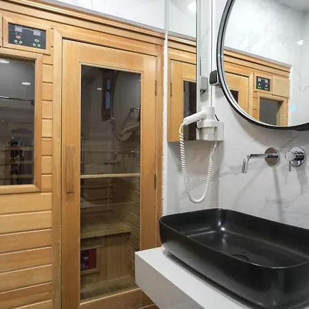 Pindos Aparthotel 4*